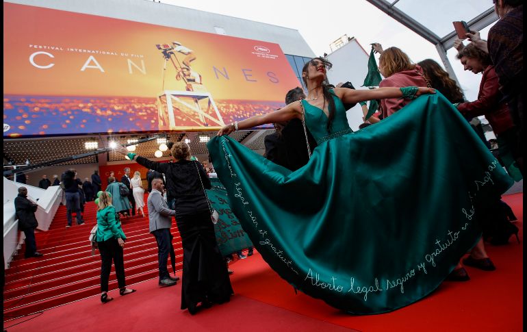 Las manifestantes con pañuelos verdes en la alfombra roja de Cannes, aprovechando la proyección del documental 