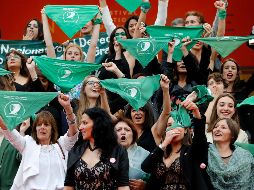 Las manifestantes con pañuelos verdes en la alfombra roja de Cannes, aprovechando la proyección del documental 