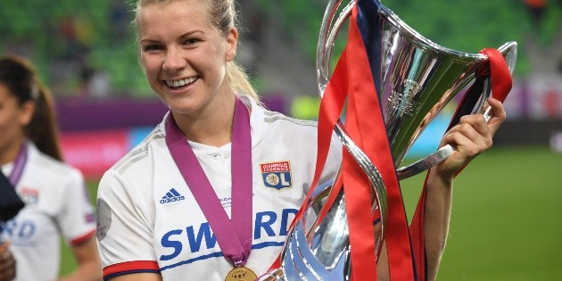 Resultado de imagen para ada hegerberg levantando champions
