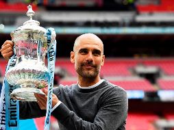 Guardiola es el primer entrenador que gana el triplete doméstico en Inglaterra (Liga Premier, Copa de la Liga y FA Cup). EFE/N. Hall
