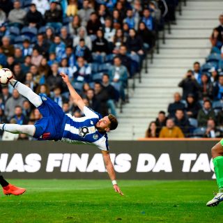 Héctor Herrera anota gol de tijera con el Porto