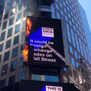 Sofocan fuego en pantalla del Times Square en Nueva York