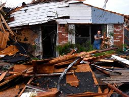 Pobladores observan los estragos causados por los tornados. AP/R. Erdrich-The Abilene Reporter-News