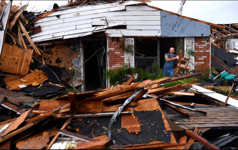 Pobladores observan los estragos causados por los tornados. AP/R. Erdrich-The Abilene Reporter-News