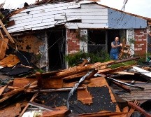 Pobladores observan los estragos causados por los tornados. AP/R. Erdrich-The Abilene Reporter-News