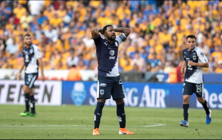 Dorlan Pabón, de Rayados de Monterrey, lamenta una jugada ante Tigres. EFE/M. Sierra