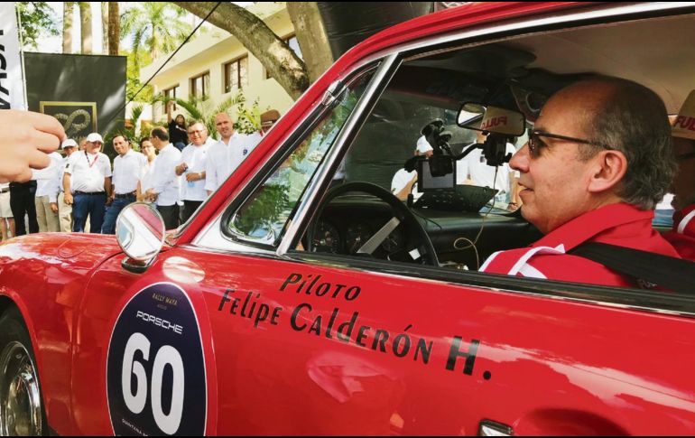 El político mexicano manejó un Porsche modelo 1968 que según sus palabras es prestado. ESPECIAL