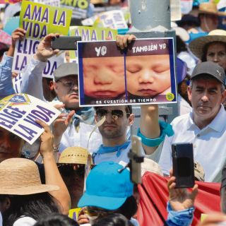 Cientos marchan contra la ley que permite el aborto