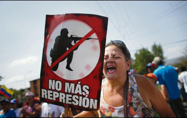 Una simpatizante de Juan Guaidó se manifiesta contra el chavismo. AP
