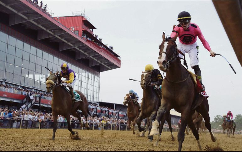 Tyler Gaffalione fue el jockey que montó a “War of Will” (der.) ayer en  la victoria en el Preakness. AP / S. Helber
