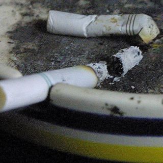 Vivir con un fumador aumentaría riesgo de hipertensión arterial