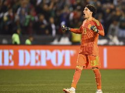 Ochoa tuvo intervenciones decisivas en el que pudo haber sido su último partido con el Standard. MEXSPORT/ARCHIVO