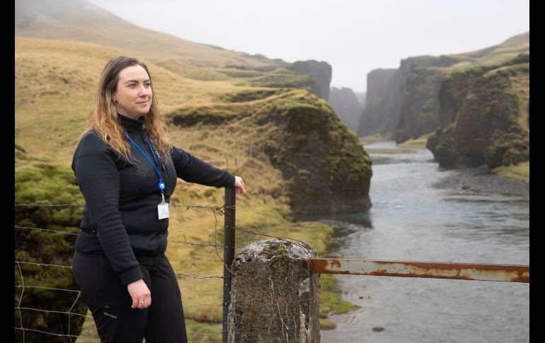 Hanna Johannsdottir, guardia forestal, se ve junto a la boca del cañón que ya ha sufrido daños ambientales.