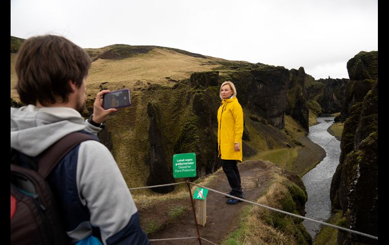 Turistas saltan la cerca del cañón Fjadrárgljúfur para tomarse fotos. Los rusos Nadia Kazachenok y Mikhail Samarin en su visita el pasado 1 de mayo.