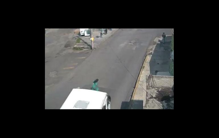 Toma de video donde se ve a la mujer pasar delante del camión. ESPECIAL
