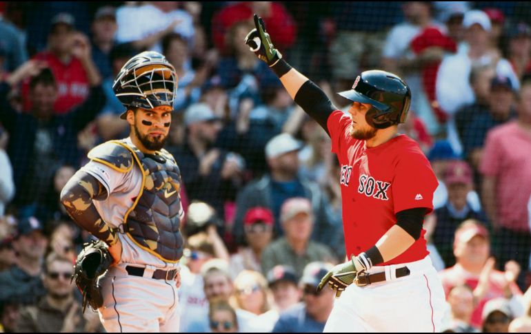 Michael Chavis se voló la barda por Boston, que evitó la barrida ante los Astros. AFP / K. Ryley