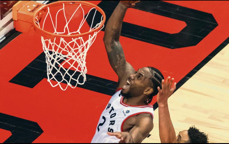 Kawhi Leonard volvió a brillar por los Raptors, al ser el mejor anotador de la noche con 36 puntos. EFE / W. Toda