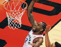 Kawhi Leonard volvió a brillar por los Raptors, al ser el mejor anotador de la noche con 36 puntos. EFE / W. Toda