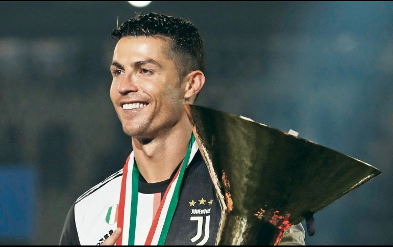 Cristiano Ronaldo posa con el trofeo de campeón de la Serie A. AFP