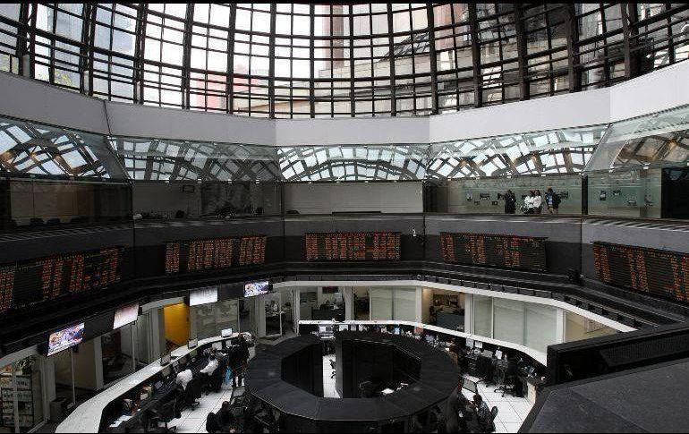 El mercado accionario local se opera un volumen de 2.9 millones de títulos, por un importe eocnómico de 600.024 millones de pesos. EFE / ARCHIVO
