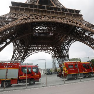 Evacúan la Torre Eiffel por presencia de ''escalador''