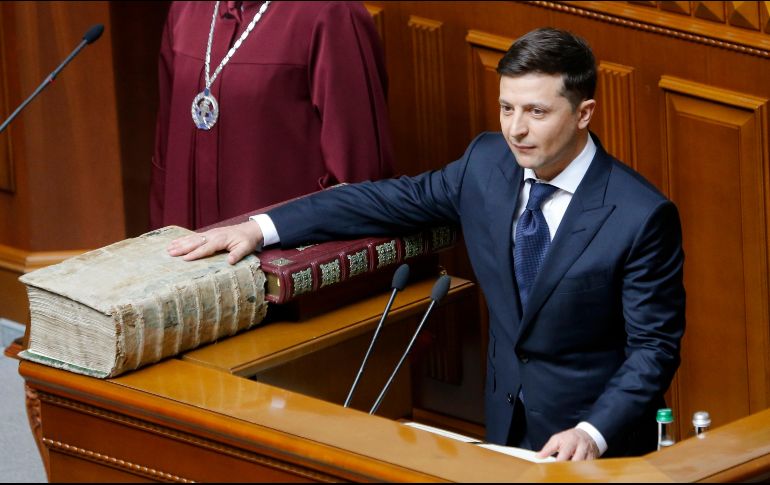 Volodimir Zelenski durante su investidura como presidente, en una ceremonia en el Parlamento o Rada Suprema en Kiev. AP/E. Lukatsky