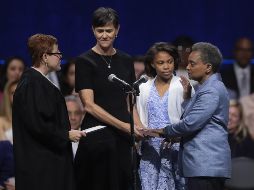 La abogada prestó juramento ante la jueza Susan E. Cox (i), su esposa  Amy Eshleman (2 i) y Vivian, la hija adoptiva de ambas. AFP/S. Olson
