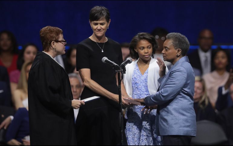 La abogada prestó juramento ante la jueza Susan E. Cox (i), su esposa  Amy Eshleman (2 i) y Vivian, la hija adoptiva de ambas. AFP/S. Olson