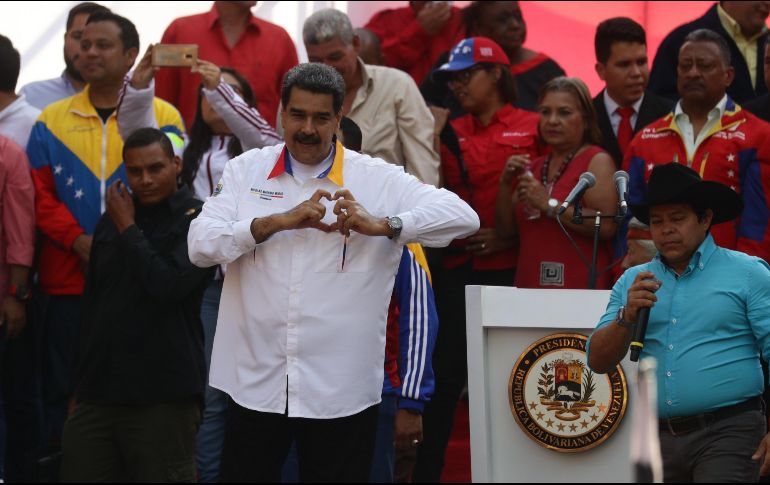 Nicolás Maduro (c) participa en un acto de gobierno en Caracas para celebrar el primer aniversario de las elecciones en las que se proclamó ganador. EFE/R. Peña