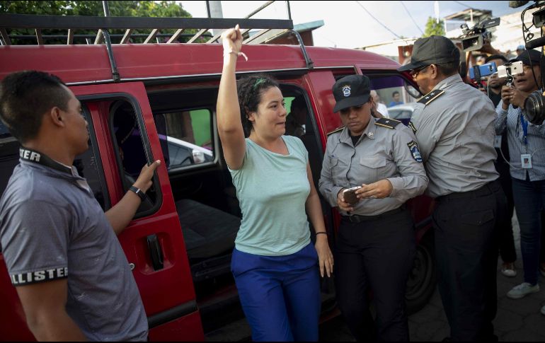Adilia Peralta Cerratos, acusada de terrorismo, celebra luego de ser liberada y llevada a casa por custodios del Sistema Penitenciario Nacional. EFE/J. Torres