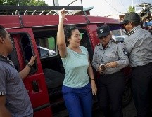 Adilia Peralta Cerratos, acusada de terrorismo, celebra luego de ser liberada y llevada a casa por custodios del Sistema Penitenciario Nacional. EFE/J. Torres