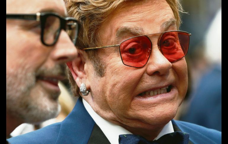 Elton John confesó que lloró la primera vez que vio la película “Rocketman”, largometraje donde se plasma su vida. El compositor es encarnado por Taron Egerton, en una cinta que ayer vivió su premiere en Londres. AFP