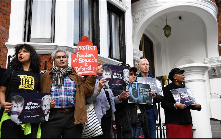 Activistas se manifiestan en apoyo a Julian Assange,en los alrededores de la Embajada de Ecuador en Londres. EFE/ A. Rain
