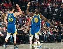 Stephen Curry (#30) y Draymond Green fueron los baluartes de los Warriors, luego de que ambos lograran un triple-doble en el triunfo de Golden State. AFP / A. Bernstein