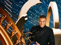 Kylian Mbappé recibió el domingo el premio al mejor futbolista en Francia. EFE