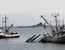 Equipos de rescate trasladan la aeronave accidentada a tierra. TWITTER/@04Mking
