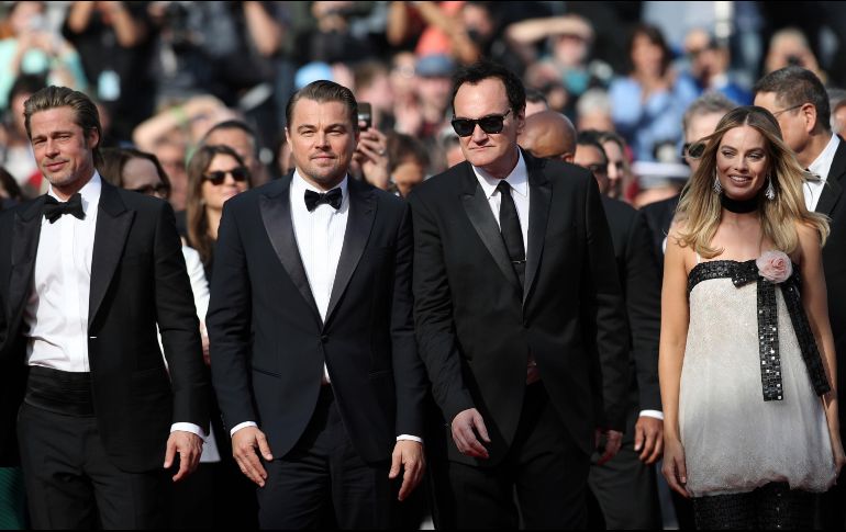 En esa misma línea se pronunció DiCaprio, ataviado igualmente con esmoquin, y que alabó de Tarantino tanto su conocimiento de la industria del cine como la atmósfera que crea en los rodajes. AP / P. Gliannakouri