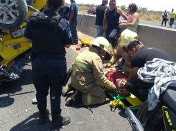 Rescatistas brindan los primeros auxilios a las personas que resultaron lesionadas en el accidente. ESPECIAL/UEPCBJ
