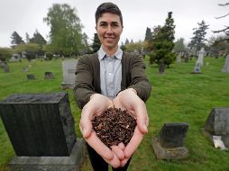 Las familias reciben un metro cúbico de un material parecido a la tierra vegetal, el cual puede ser usado para esparcir en jardines. AP/E. Thompson