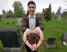Las familias reciben un metro cúbico de un material parecido a la tierra vegetal, el cual puede ser usado para esparcir en jardines. AP/E. Thompson