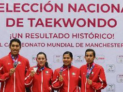 Carlos Sansores, María del Rosario Espinoza, Briselda Acosta y Brandon Plaza posan con sus preseas obtenidas en el Mundial. EFE