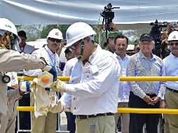 El Presidente López Obrador visitó el campo de Ixachi, el más importante de los 22 en los que la petrolera basa su plan de aumentar la producción de crudo. EFE/Presidencia de México