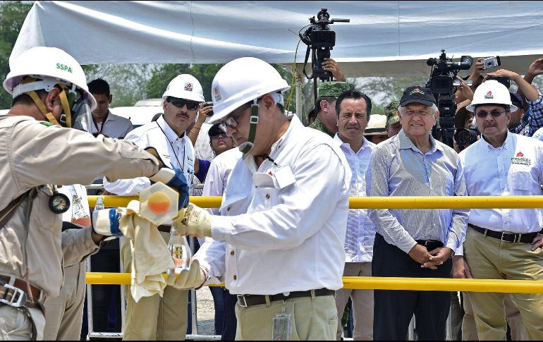 El Presidente López Obrador visitó el campo de Ixachi, el más importante de los 22 en los que la petrolera basa su plan de aumentar la producción de crudo. EFE/Presidencia de México
