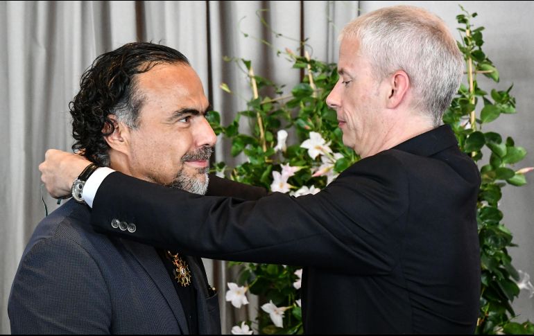 Alejandro González Iñárritu recibe de manos de Franck Riester, Ministro de Cultura en Francia, la distinción de Comandante de la Orden de las Artes y las Letras del gobierno francés. AFP / A. Pizzoli