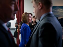 Nancy Pelosi habla con reporteros tras una reunión hoy con demócratas de la Cámara de Representantes en Washington, DC. AP/J. Applewhite