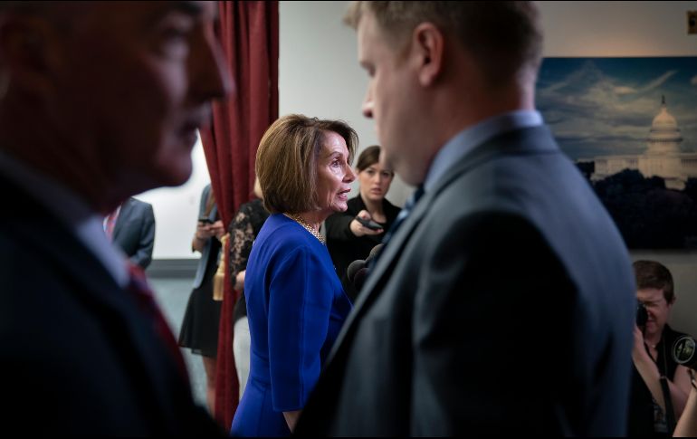 Nancy Pelosi habla con reporteros tras una reunión hoy con demócratas de la Cámara de Representantes en Washington, DC. AP/J. Applewhite