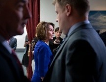 Nancy Pelosi habla con reporteros tras una reunión hoy con demócratas de la Cámara de Representantes en Washington, DC. AP/J. Applewhite