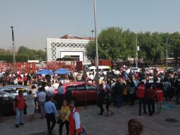 Especialistas en explosivos, así como bomberos, revisan las oficinas y áreas comunes para descartar riesgos. NTX/ESPECIAL