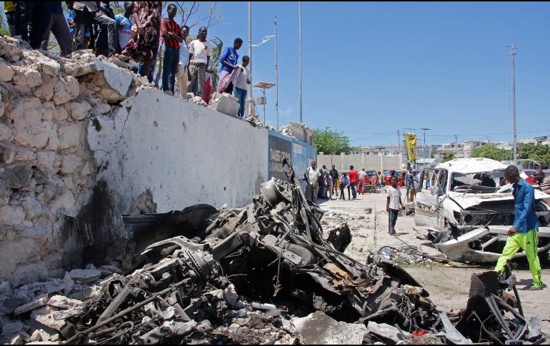 La explosión causó graves daños a edificios y vehículos cercanos. AP/F. Warsameh
