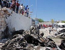 La explosión causó graves daños a edificios y vehículos cercanos. AP/F. Warsameh